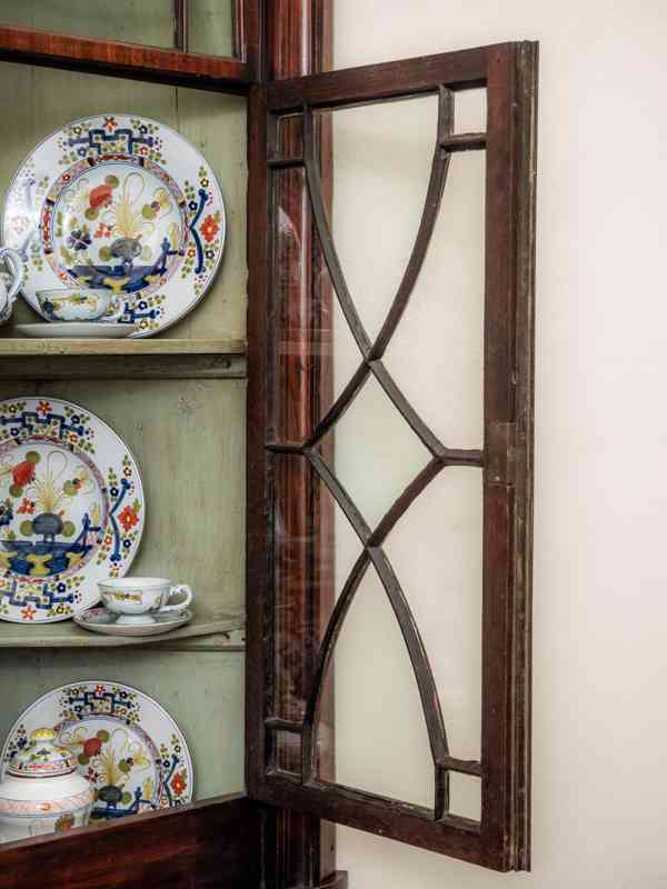 Gregoriánská rohová vitrína / knihovna 19. století - foto 9