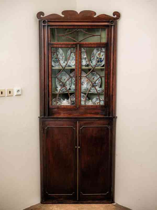 Gregoriánská rohová vitrína / knihovna 19. století - foto 1