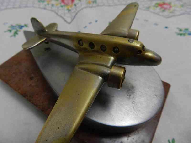Staré kovové Letadlo na mramorovém soklu Dakota - foto 5