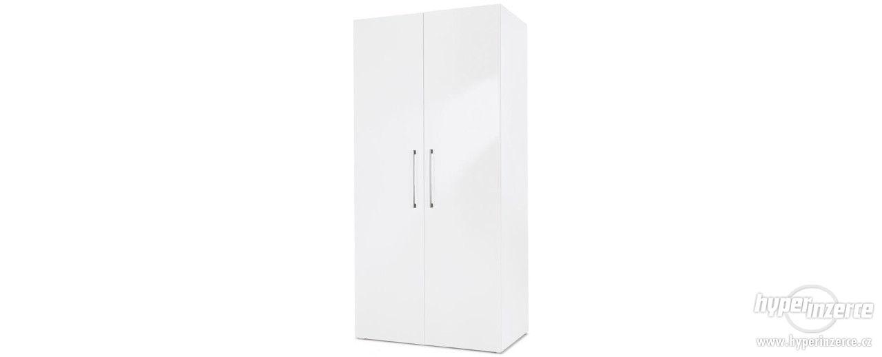 Moderní skříně bílé - vysoký lesk dveří - foto 1