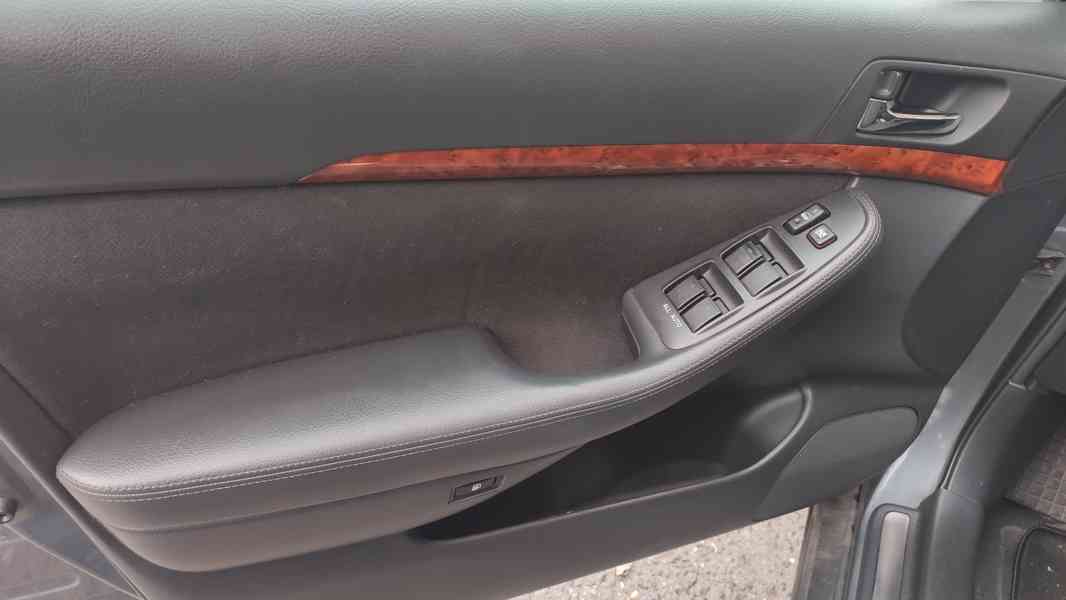 Toyota Avensis 2.2 D-CAT - foto 12