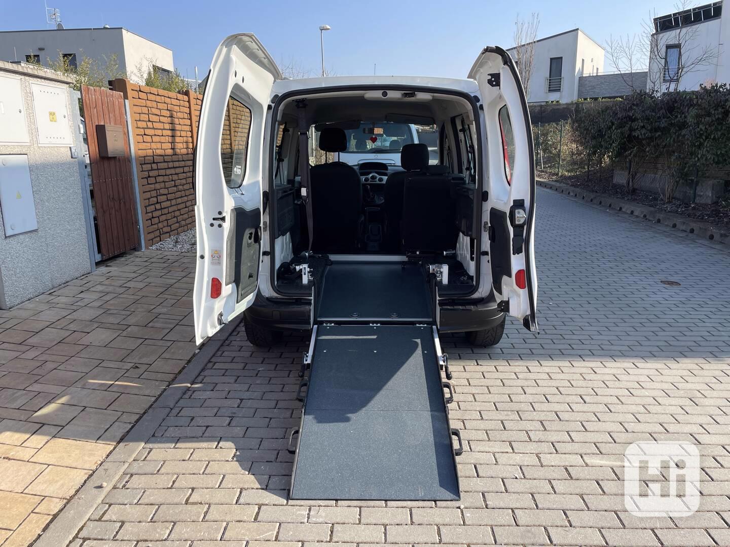 Renault Kangoo: rampa pro vozíčkáře - foto 1