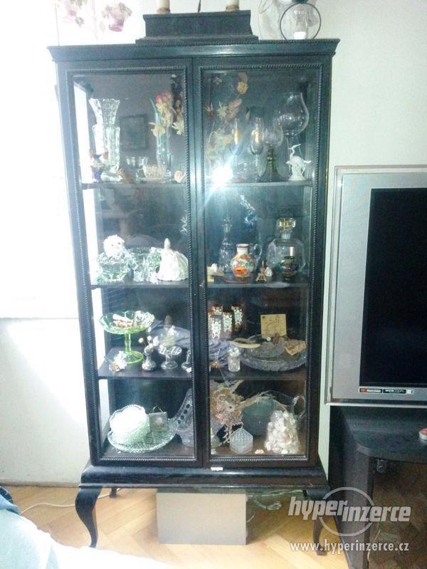 Starožitná černá vitrína - foto 2