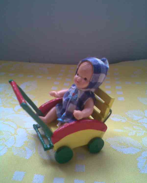 Retro kočárky s panenkami - foto 4