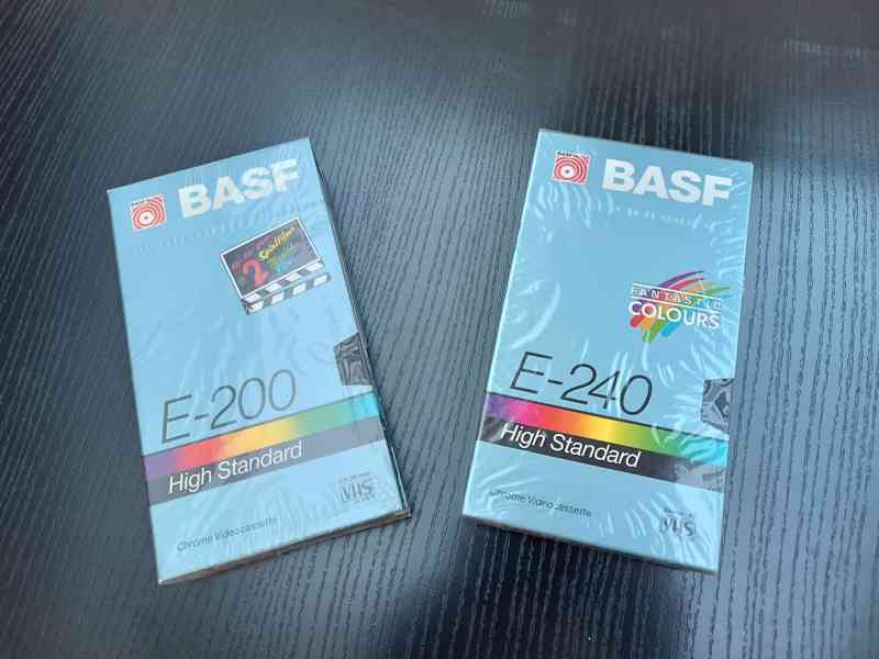 VHS kazety + 2x videorekorder zdarma + další - foto 3