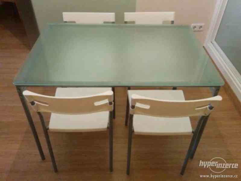 Skleněný jídelní stůl + 4 židle - foto 1