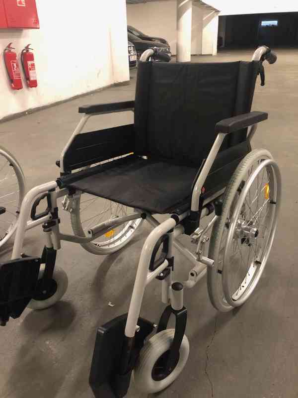 invalidní vozík skládací s brzdama pro doprovod