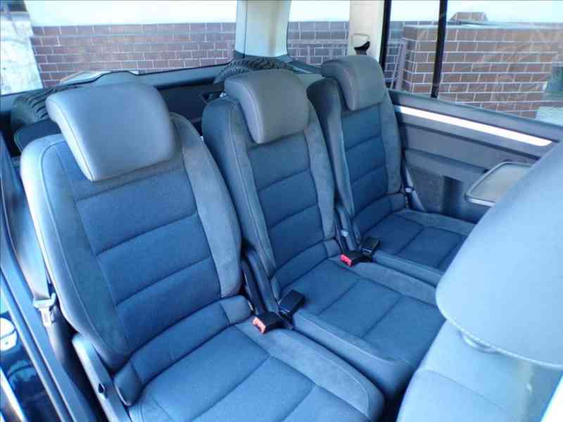 Volkswagen Touran 2,0 TDI STYLE,XENONY,NAVI - foto 12