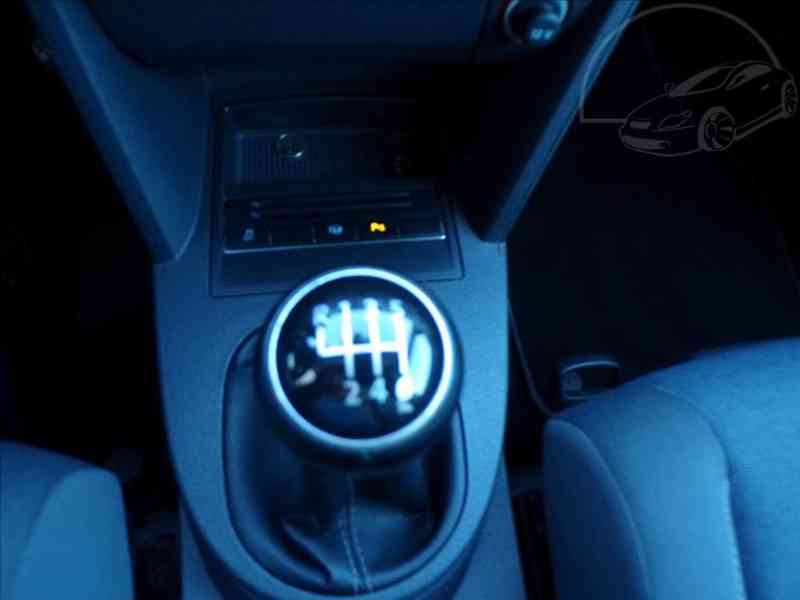 Volkswagen Touran 2,0 TDI STYLE,XENONY,NAVI - foto 7