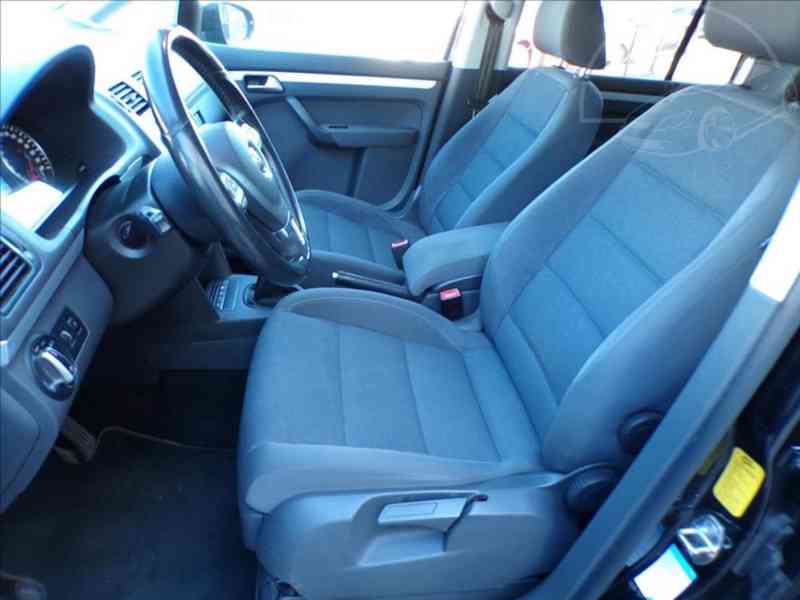 Volkswagen Touran 2,0 TDI STYLE,XENONY,NAVI - foto 8