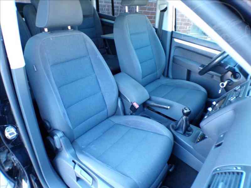 Volkswagen Touran 2,0 TDI STYLE,XENONY,NAVI - foto 13