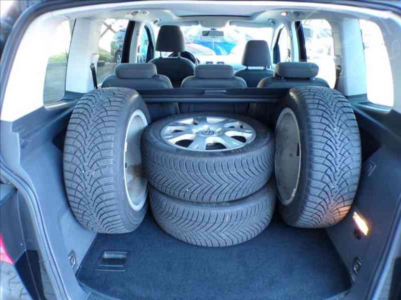 Volkswagen Touran 2,0 TDI STYLE,XENONY,NAVI - foto 10