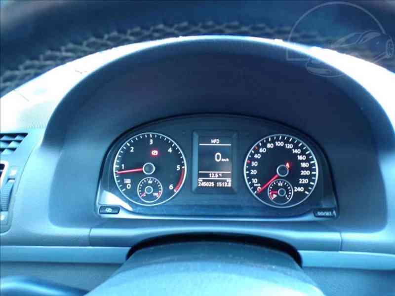 Volkswagen Touran 2,0 TDI STYLE,XENONY,NAVI - foto 6