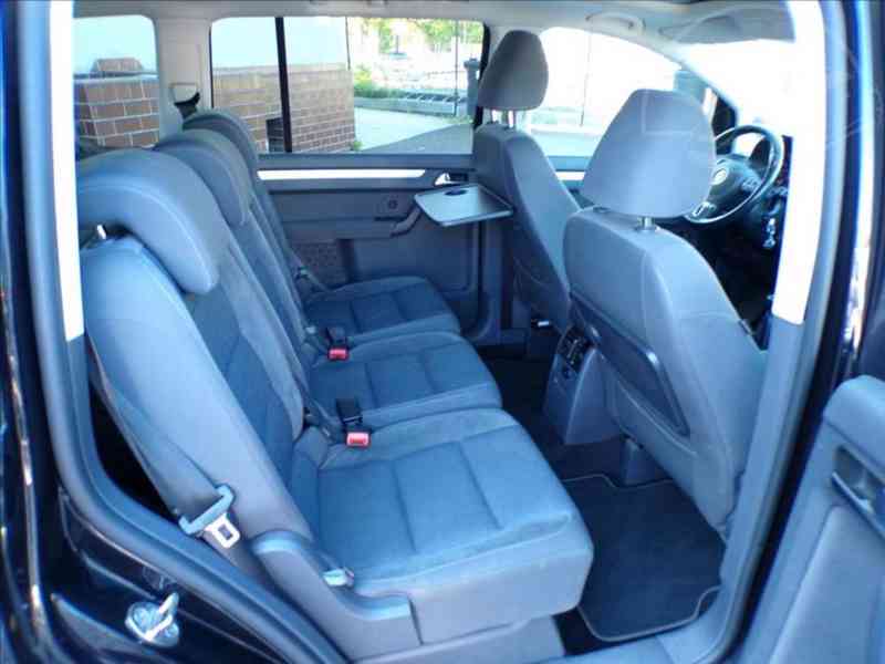 Volkswagen Touran 2,0 TDI STYLE,XENONY,NAVI - foto 11