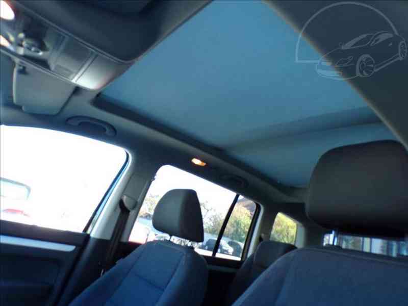 Volkswagen Touran 2,0 TDI STYLE,XENONY,NAVI - foto 16