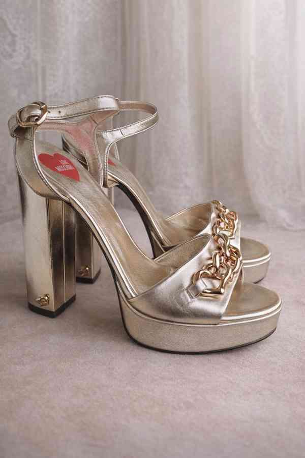 Zlaté sandálky Love Moschino na podpatku  - foto 2