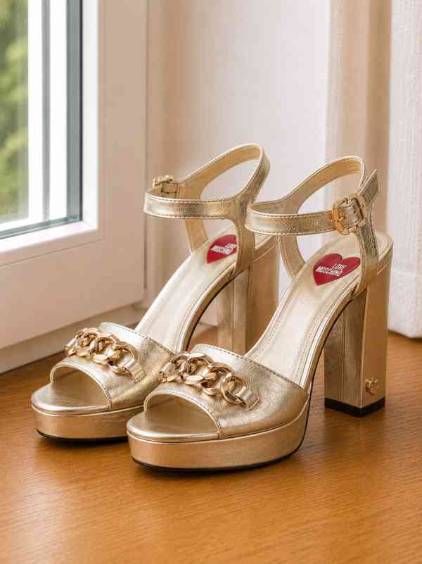 Zlaté sandálky Love Moschino na podpatku  - foto 2