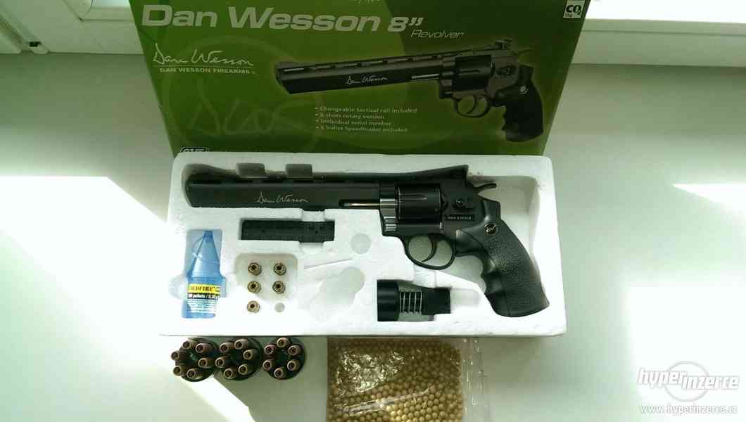 Revolver Dan Wesson 8' + příslušenství - foto 1
