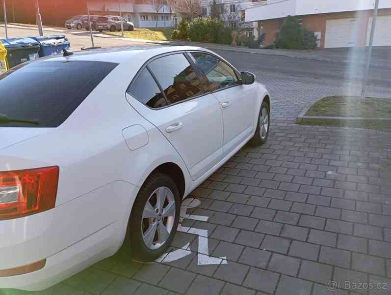 Škoda Octavia 2,0   TDI DSG - foto 4