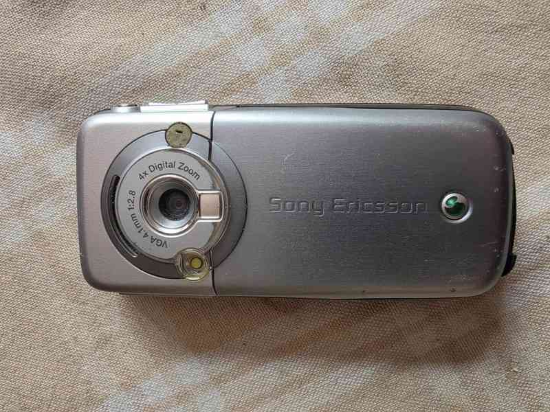 Mobilní tlačítkový telefon Sony Ericsson K700i - foto 2