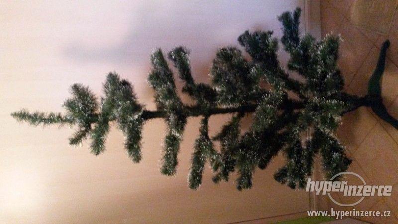 Umělý vánoční stromek - foto 1