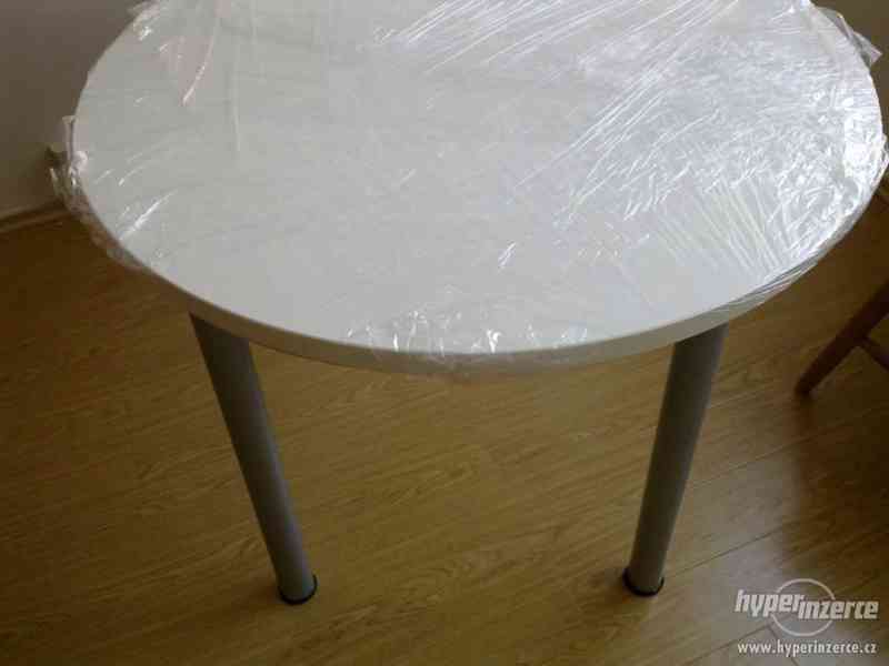 Jídelní kulatý stůl,nový nerozbalený, bílá deska,šedé nohy - foto 1