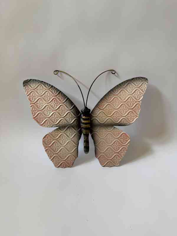 Růžový motýl - kovová nástěnná dekorace 29 cm - foto 1