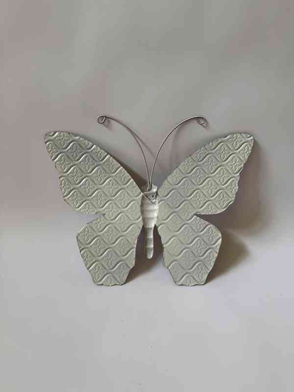 Růžový motýl - kovová nástěnná dekorace 29 cm - foto 2