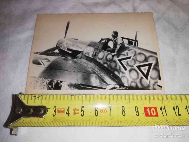 Letadlo s vojákem - fotografie z 2. světové války - foto 1