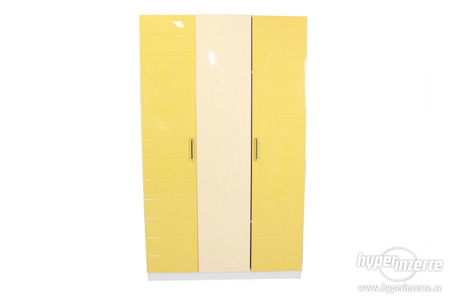 Třídílná žlutá šatní skříň - foto 1