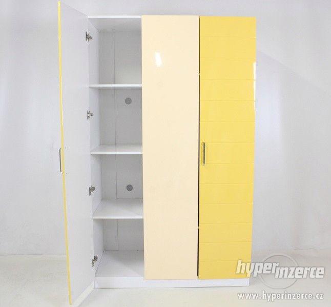 Třídílná žlutá šatní skříň - foto 3