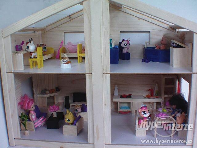 Dřevěný domeček s nábytkem pro panenky - foto 1
