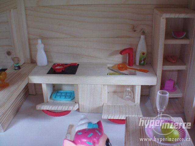 Dřevěný domeček s nábytkem pro panenky - foto 4