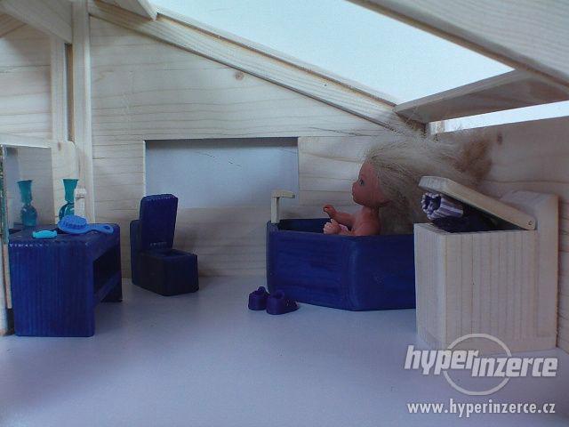 Dřevěný domeček s nábytkem pro panenky - foto 6
