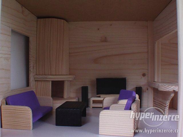 Dřevěný domeček s nábytkem pro panenky - foto 7