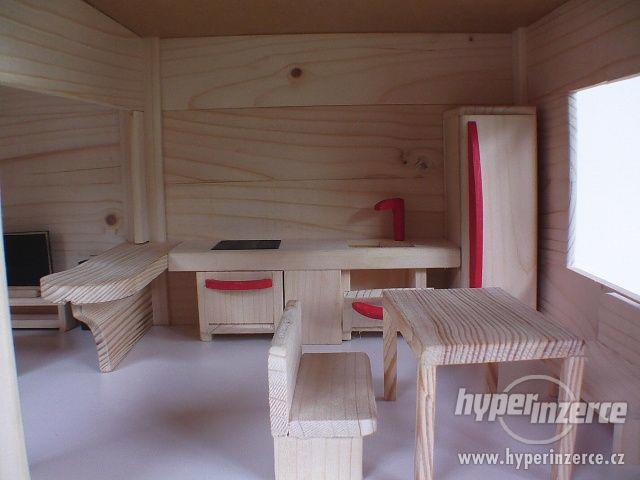 Dřevěný domeček s nábytkem pro panenky - foto 8