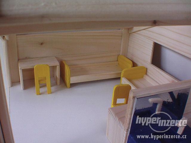 Dřevěný domeček s nábytkem pro panenky - foto 10