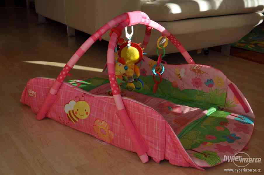 Hrací deka Bright Starts Baby's Playplace ™Deluxe Edition 5v - foto 2