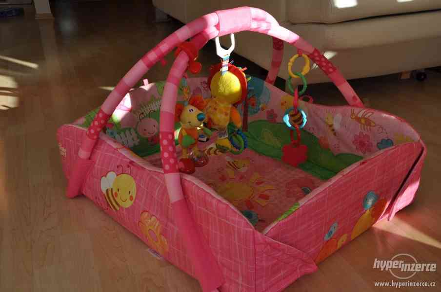 Hrací deka Bright Starts Baby's Playplace ™Deluxe Edition 5v - foto 3