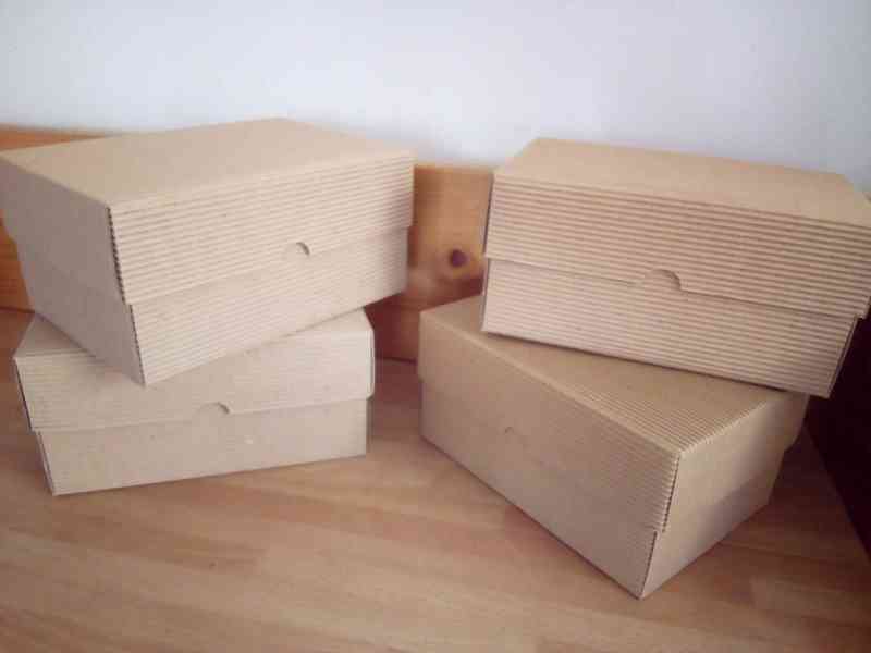 Čtyři nové krabičky z vlnitého papíru.         - foto 1