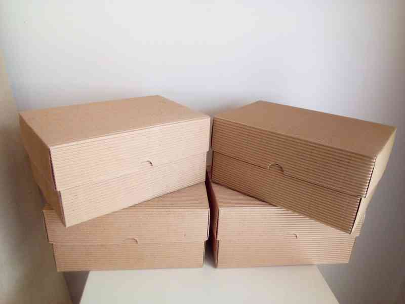 Čtyři nové krabičky z vlnitého papíru.         - foto 2