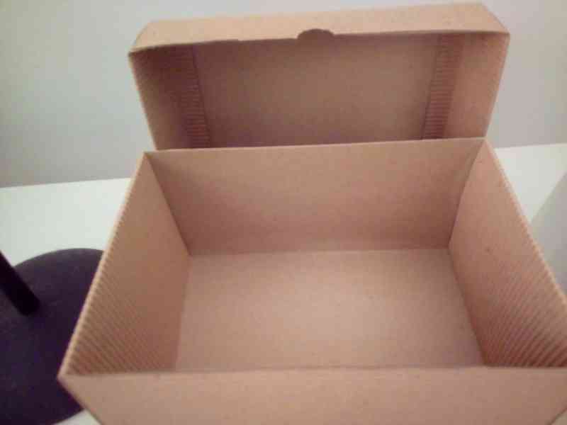 Čtyři nové krabičky z vlnitého papíru.         - foto 4