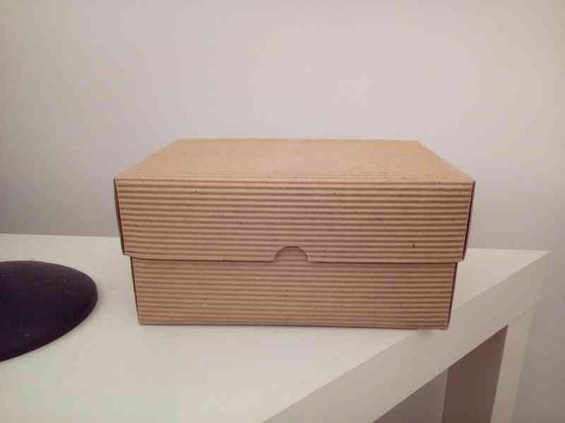 Čtyři nové krabičky z vlnitého papíru.         - foto 3