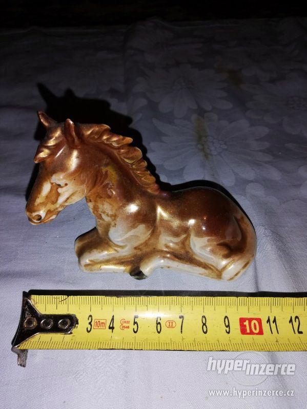 Porcelánová soška koně - zn. 11 274 - foto 1