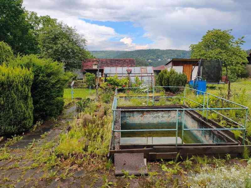 Zahrádka s chatkou, pergolou s krbem a udírnou a skleníkem - foto 2