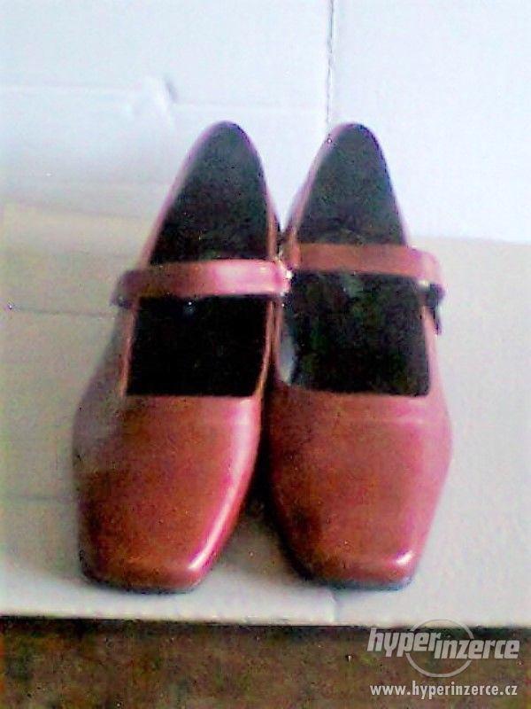Tmavě červené boty Sally O´Harra - foto 2