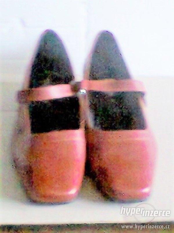 Tmavě červené boty Sally O´Harra - foto 5