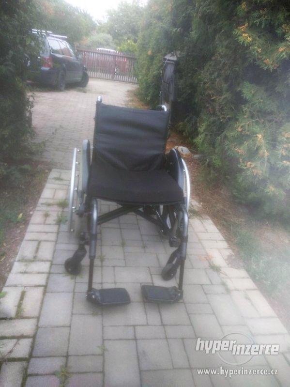 Odlehčený skládací invalidní vozík - foto 2