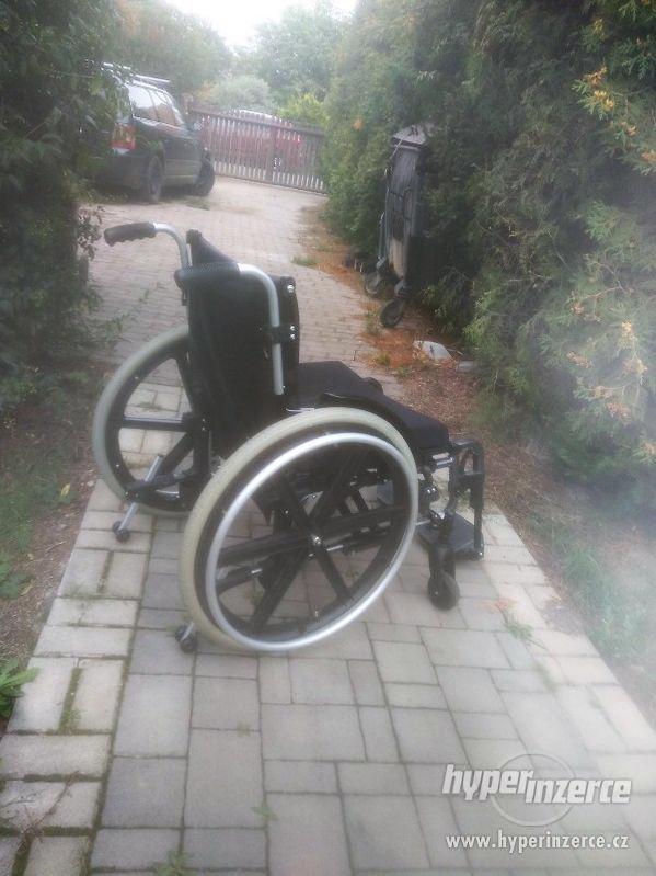 Odlehčený skládací invalidní vozík - foto 3