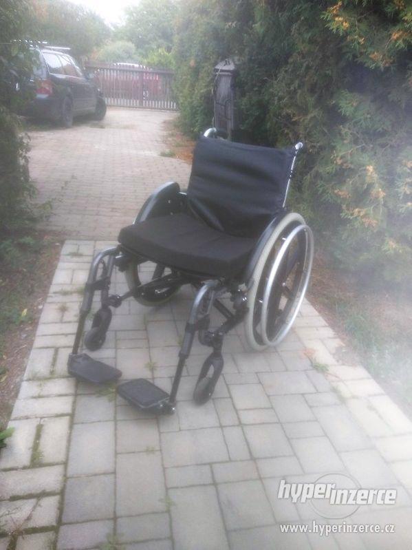 Odlehčený skládací invalidní vozík - foto 5